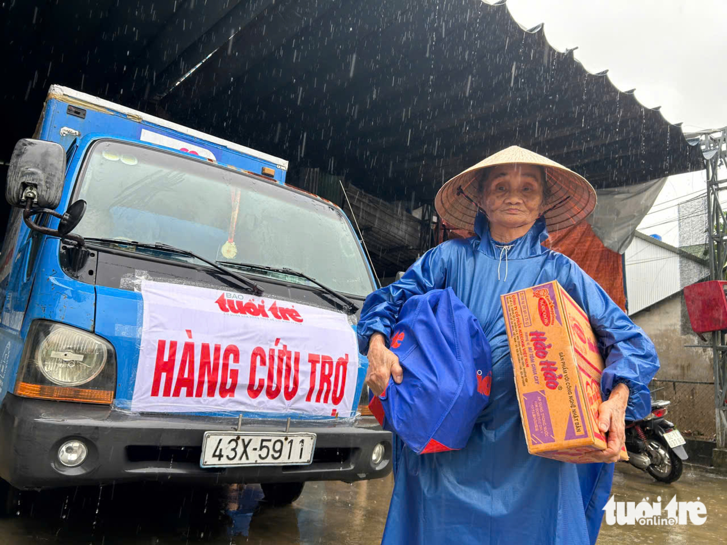 越过山体滑坡,青年报在顺化河上游洪灾中心区进行救援